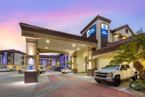 ein LKW, der vor einem Hotelparkplatz parkt in der Unterkunft Best Western Redondo Beach Galleria Inn Hotel - Beach City LA in Redondo Beach