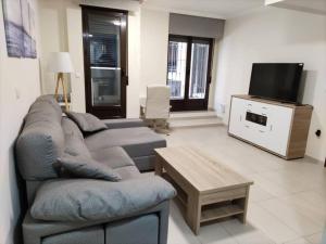 salon z kanapą i telewizorem w obiekcie La Casita del Mirador w mieście Baeza