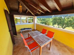 a dining room with a table and chairs at Apartments KUĆA SUNCE in Vodnjan