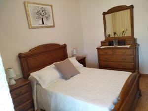 San Mamede de CarnotaにあるCasa Lópezのベッドルーム1室(鏡付きベッド1台、ドレッサー付)