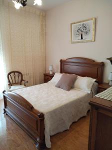 San Mamede de CarnotaにあるCasa Lópezのベッドルーム1室(木枠の大型ベッド1台付)