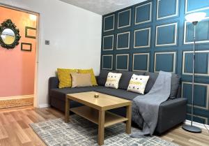 uma sala de estar com um sofá e uma mesa em Spacious 1 bedroom apartment in the best location in Manchester City Centre em Manchester