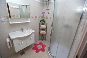 mała łazienka z umywalką i prysznicem w obiekcie Apartments Prosperina Hvar w Hvarze