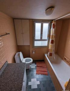 ein Badezimmer mit einer Badewanne, einem WC und einem Waschbecken in der Unterkunft City center 3 bedroom apartment in Nikosia