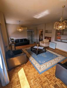 ein Wohnzimmer mit einem Sofa und einem Tisch in der Unterkunft City center 3 bedroom apartment in Nikosia