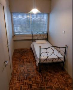 Ein Bett oder Betten in einem Zimmer der Unterkunft City center 3 bedroom apartment