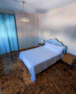 ein Schlafzimmer mit einem großen weißen Bett und einem Tisch in der Unterkunft City center 3 bedroom apartment in Nikosia