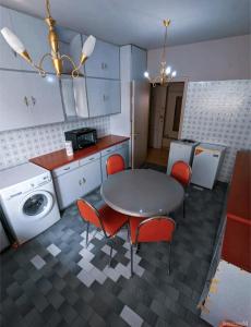 eine Küche mit einem Tisch und Stühlen in der Unterkunft City center 3 bedroom apartment in Nikosia