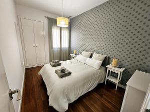 een slaapkamer met een groot wit bed in een kamer bij CHARLOT Center Apartment II in Alicante