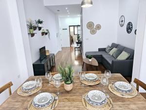 een woonkamer met een tafel en een bank bij CHARLOT Center Apartment II in Alicante