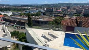 - Vistas a la ciudad desde un edificio con piscina en Mirador Relax La Caeira en Pontevedra, en Poio