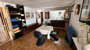 cocina con mesa y sillas en una habitación en Mirador Relax La Caeira en Pontevedra, en Poio