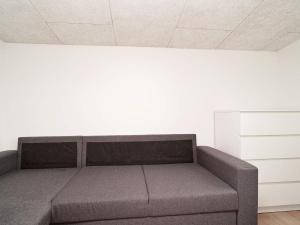 un sofá en una habitación con una pared blanca en Holiday home Slagelse XXXVIII, en Slagelse