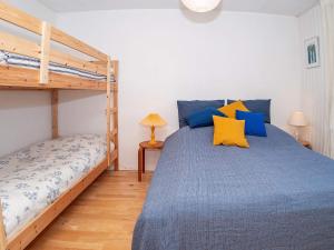Katil dua tingkat atau katil-katil dua tingkat dalam bilik di Holiday home Lemvig XLIII