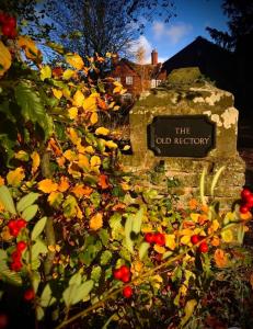 una tumba de piedra con una señal para la antigua biblioteca en The Old Rectory with Valley View en Stockton on Teme