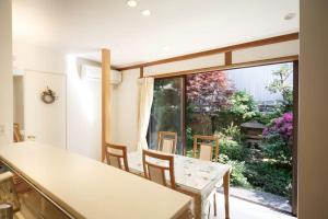 Kanazawa Seiren Le Lotus Bleu في كانازاوا: مطبخ مع طاولة وكراسي ونافذة كبيرة