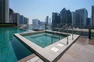 Bazén v ubytování Studio in heart of Dubai - 15 Northside - Business Bay nebo v jeho okolí