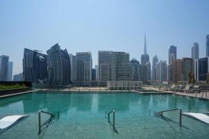 Bazén v ubytování Studio in heart of Dubai - 15 Northside - Business Bay nebo v jeho okolí