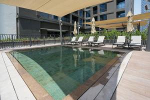 Bazén v ubytování Studio in heart of Dubai - 15 Northside - Business Bay nebo v jeho okolí