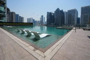 Bazén v ubytování Studio in heart of Dubai - 15 Northside - Business Bay nebo v jeho okolí