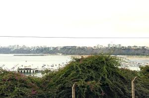 een uitzicht op een waterlichaam met een stad bij R° | 1BR apartment infront Chorrillos Sea in Lima