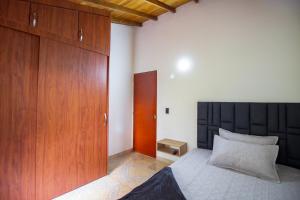 um quarto com uma cama e um armário de madeira em Apartamento a 3 min del Hospital Pablo tobón uribe em Medellín