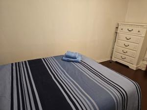 Un dormitorio con una cama con una toalla azul. en Axel room 2, en Mánchester