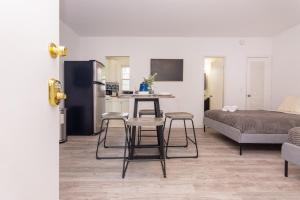 a kitchen and a bedroom with a bed and a table and chairs at Studio Las Olas Beach - Fort Lauderdale - 5 minutes walk to beach in Fort Lauderdale