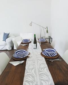 einen Esstisch mit blauen und weißen Platten darauf in der Unterkunft "StayEasy" Apartment in Sant'Agnello