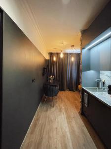 uma casa de banho com um lavatório e uma banheira num quarto em Central & Functional Studio Riga em Riga