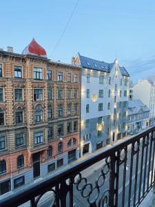 d'un balcon offrant une vue sur certains bâtiments. dans l'établissement Central & Functional Studio Riga, à Riga