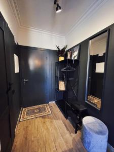 um quarto com uma porta preta e piso de madeira em Central & Functional Studio Riga em Riga