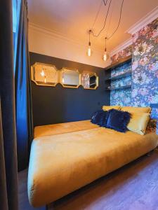 um quarto com uma cama grande e almofadas azuis em Central & Functional Studio Riga em Riga