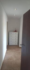 a room with a dresser and a chest of drawers at Descanso en Las Acequias in Roldán