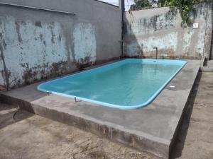 uma velha piscina num edifício abandonado em Casa na Serra. Negócios ou lazer em Serra