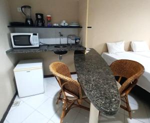 Una cocina con una mesa y sillas en una habitación. en Ambassador Flat, en João Pessoa