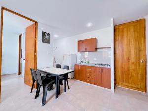 a kitchen and dining room with a table and chairs at APARTAMENTO CERCA AL MAR EN TOLÚ in San Silvestre