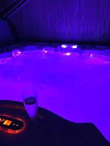 Zdjęcie z galerii obiektu L’appartement du Fayé avec jacuzzi privé w mieście Étueffont-Bas