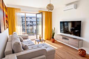 ジブヌフにあるApartament Opal 34 Family & SPAのソファと薄型テレビのあるリビングルーム