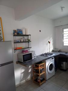 Kuchyň nebo kuchyňský kout v ubytování Logement du soleil