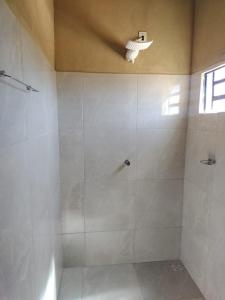 a bathroom with a shower stall with a shower at Chalé pôr do Sol in Alto Paraíso de Goiás