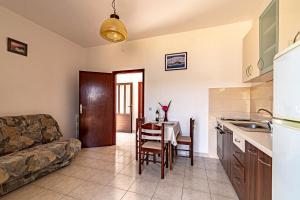 Kuchyňa alebo kuchynka v ubytovaní Apartment Tri Zala 9237a