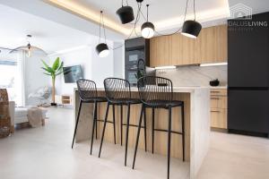 Kuchnia lub aneks kuchenny w obiekcie Scandinavian style apartment with sea views in a beachfront urbanisation in Calahonda 15 minutes from center of Marbella!