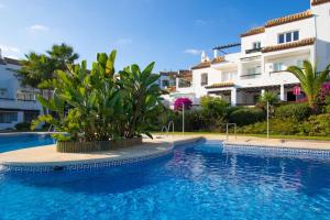 Basen w obiekcie Scandinavian style apartment with sea views in a beachfront urbanisation in Calahonda 15 minutes from center of Marbella! lub w pobliżu