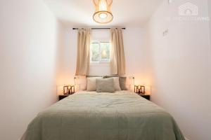 Łóżko lub łóżka w pokoju w obiekcie Scandinavian style apartment with sea views in a beachfront urbanisation in Calahonda 15 minutes from center of Marbella!
