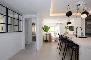 Kuchnia lub aneks kuchenny w obiekcie Scandinavian style apartment with sea views in a beachfront urbanisation in Calahonda 15 minutes from center of Marbella!