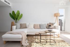 Część wypoczynkowa w obiekcie Scandinavian style apartment with sea views in a beachfront urbanisation in Calahonda 15 minutes from center of Marbella!
