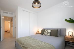 Łóżko lub łóżka w pokoju w obiekcie Scandinavian style apartment with sea views in a beachfront urbanisation in Calahonda 15 minutes from center of Marbella!