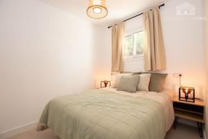 Łóżko lub łóżka w pokoju w obiekcie Scandinavian style apartment with sea views in a beachfront urbanisation in Calahonda 15 minutes from center of Marbella!