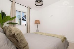 Łóżko lub łóżka w pokoju w obiekcie Scandinavian style apartment with sea views in a beachfront urbanisation in Calahonda 15 minutes from center of Marbella!